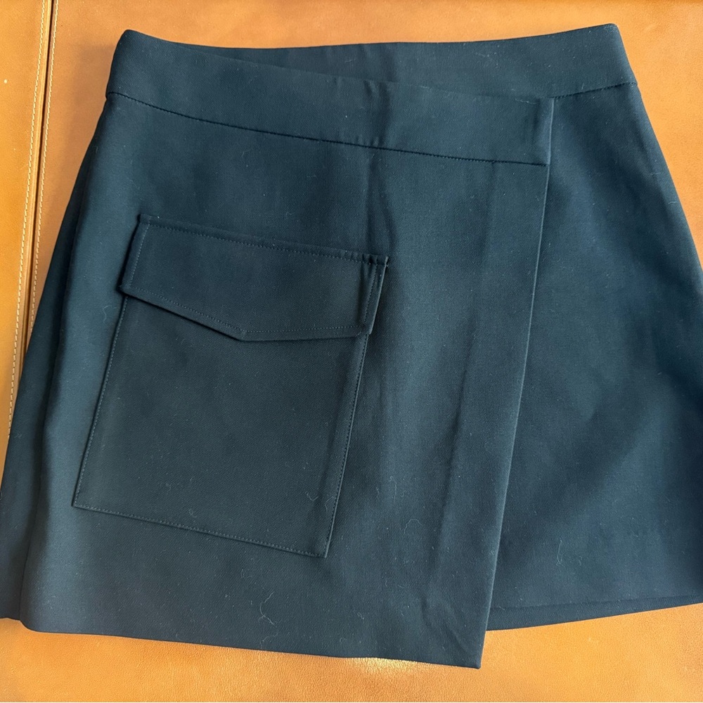 $128 ARITZIA Babaton Chic Black Cargo Pocket Asymmetrical Mini Skirt Sz 6